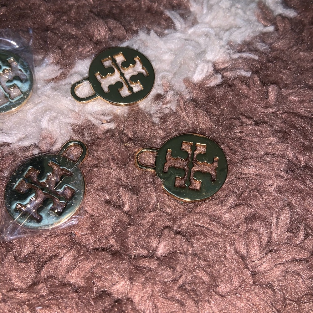 Single Tory Burch gold logo charm